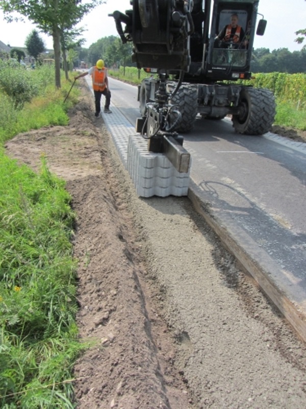 Aanleggen van Bermtegels